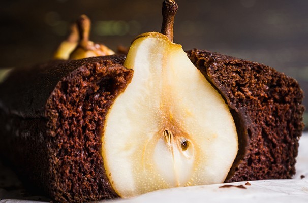 Cake chocolat, amandes, poires entières