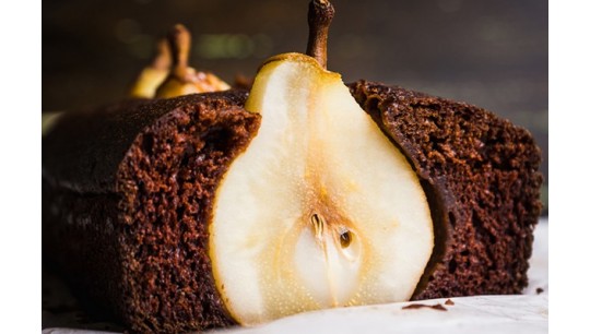 Cake chocolat, amandes, poires entières