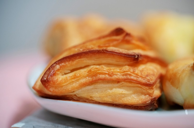 Chaussons pomme, brie et oignon