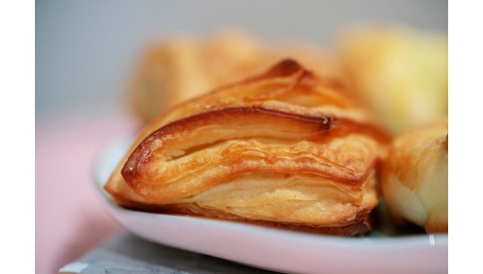 Chaussons pomme, brie et oignon